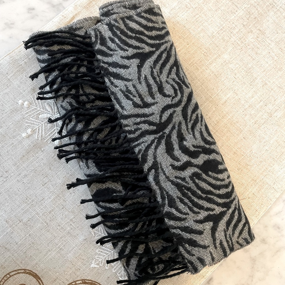 Scarf Gray Black Animal Print - Picture 3 of 3